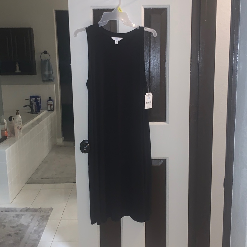 Black sleeveless flowing dress with pockets!